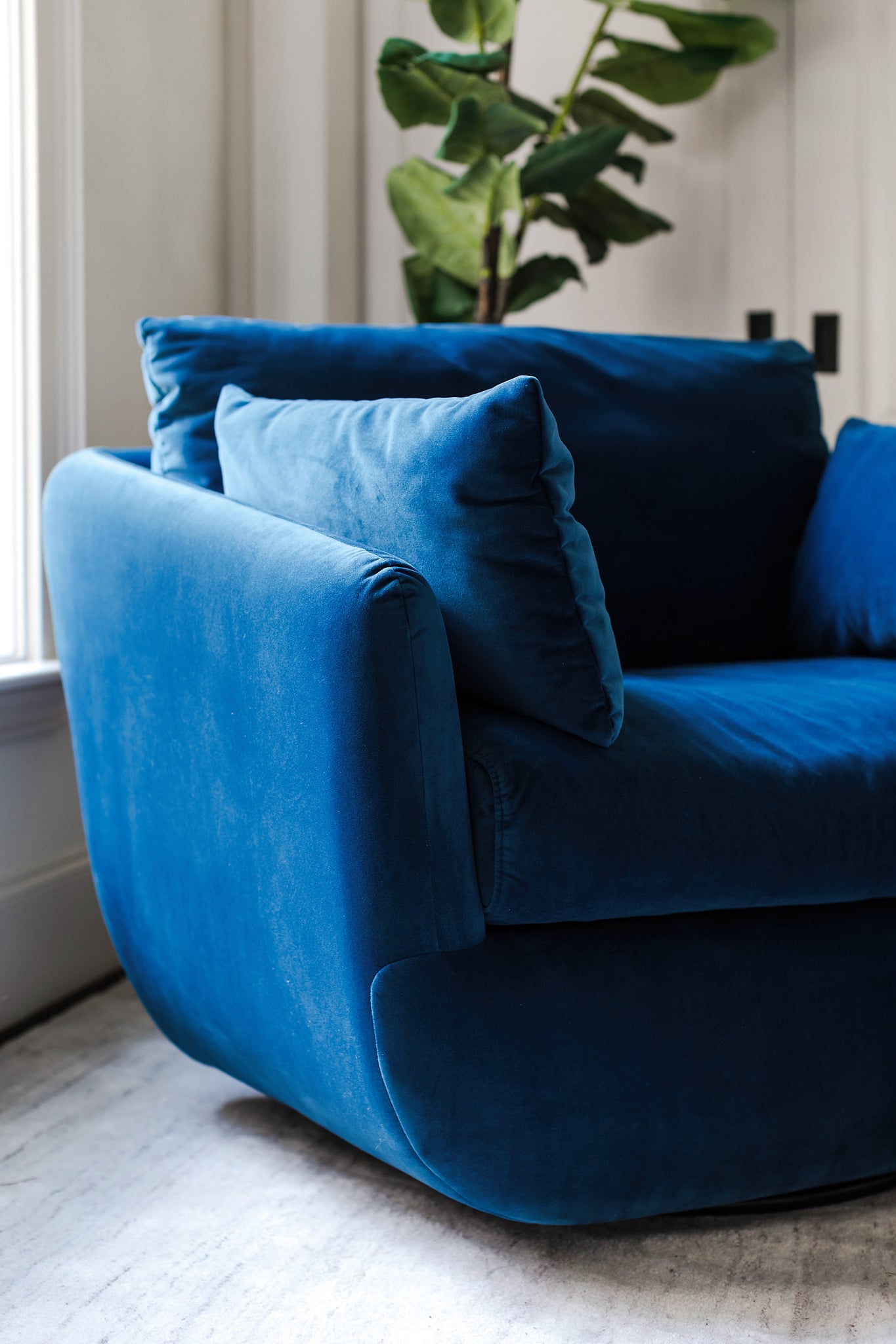detail of the armrest of the park swivel armchair in blue velvet