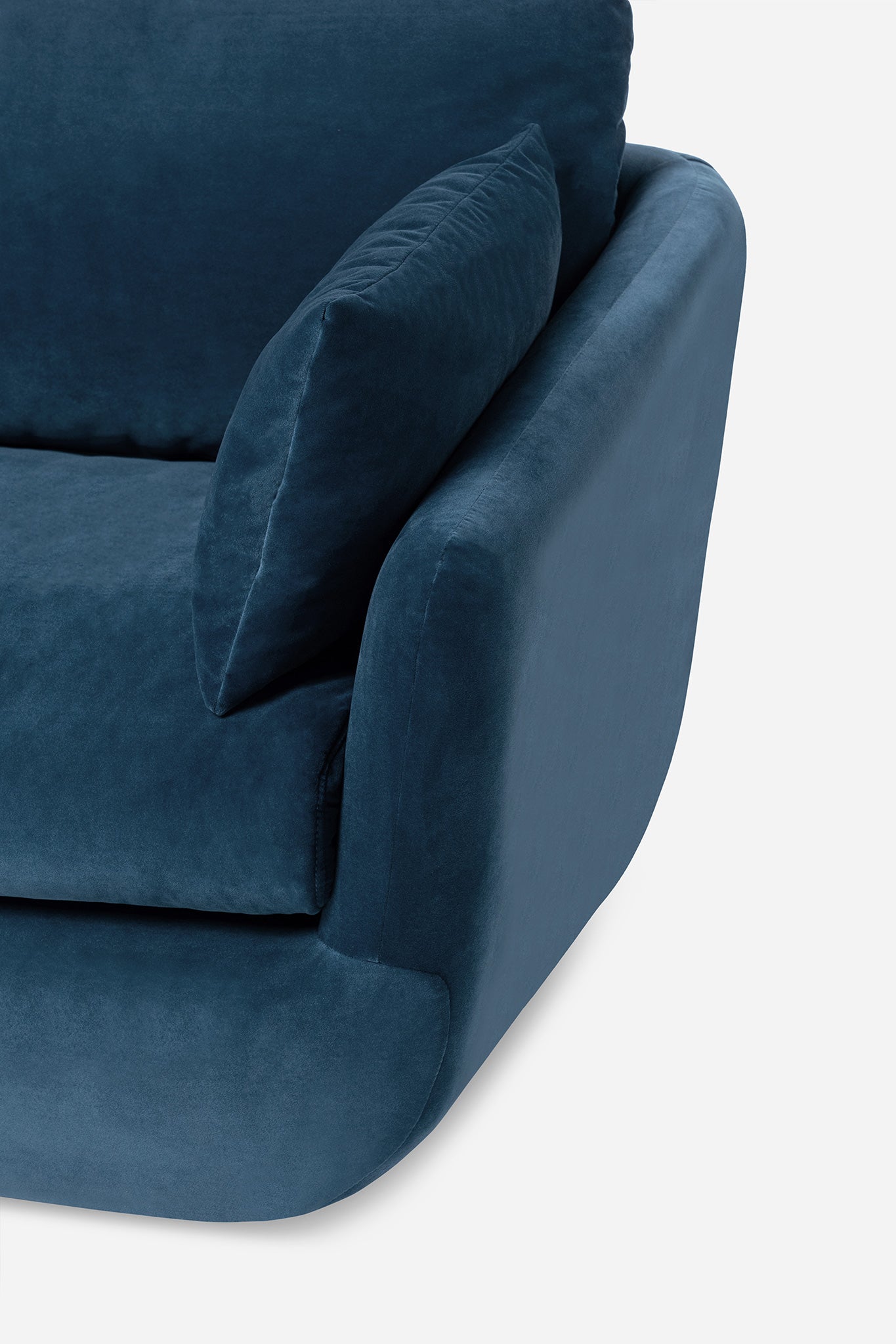 detail of the park swivel armchair in blue velvet
